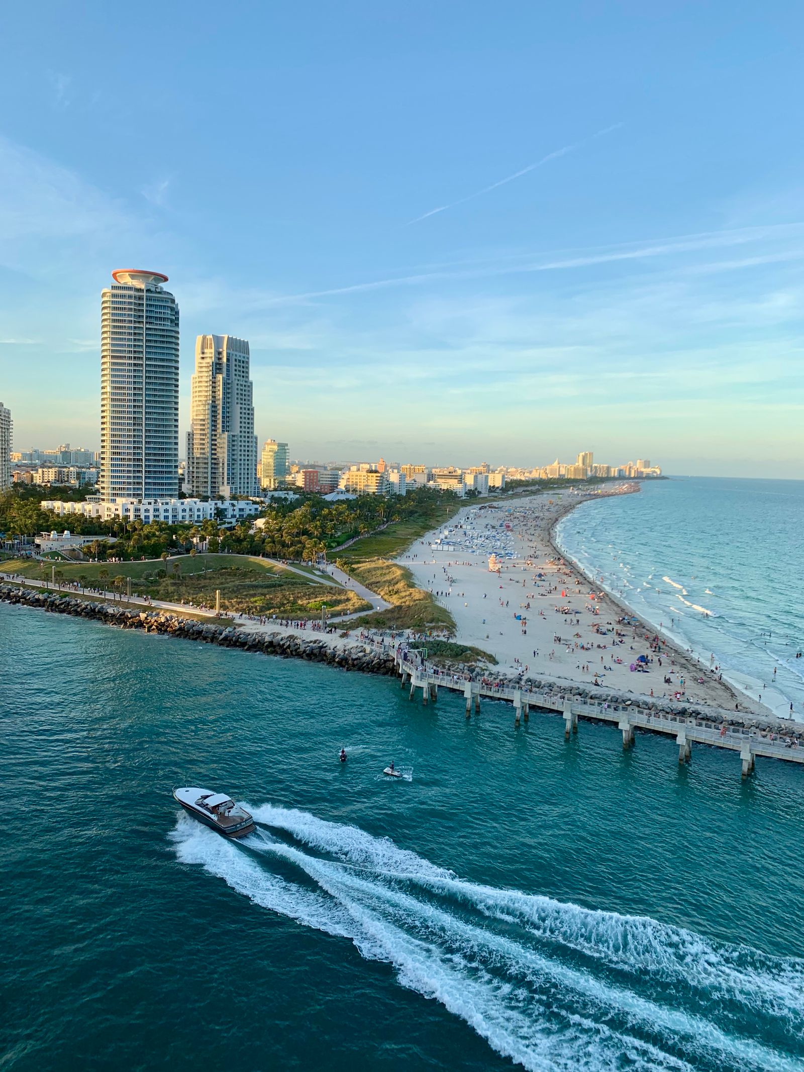 Vista aérea del horizonte de Miami Beach, la arena y el océano al este de Indian Creek Drive