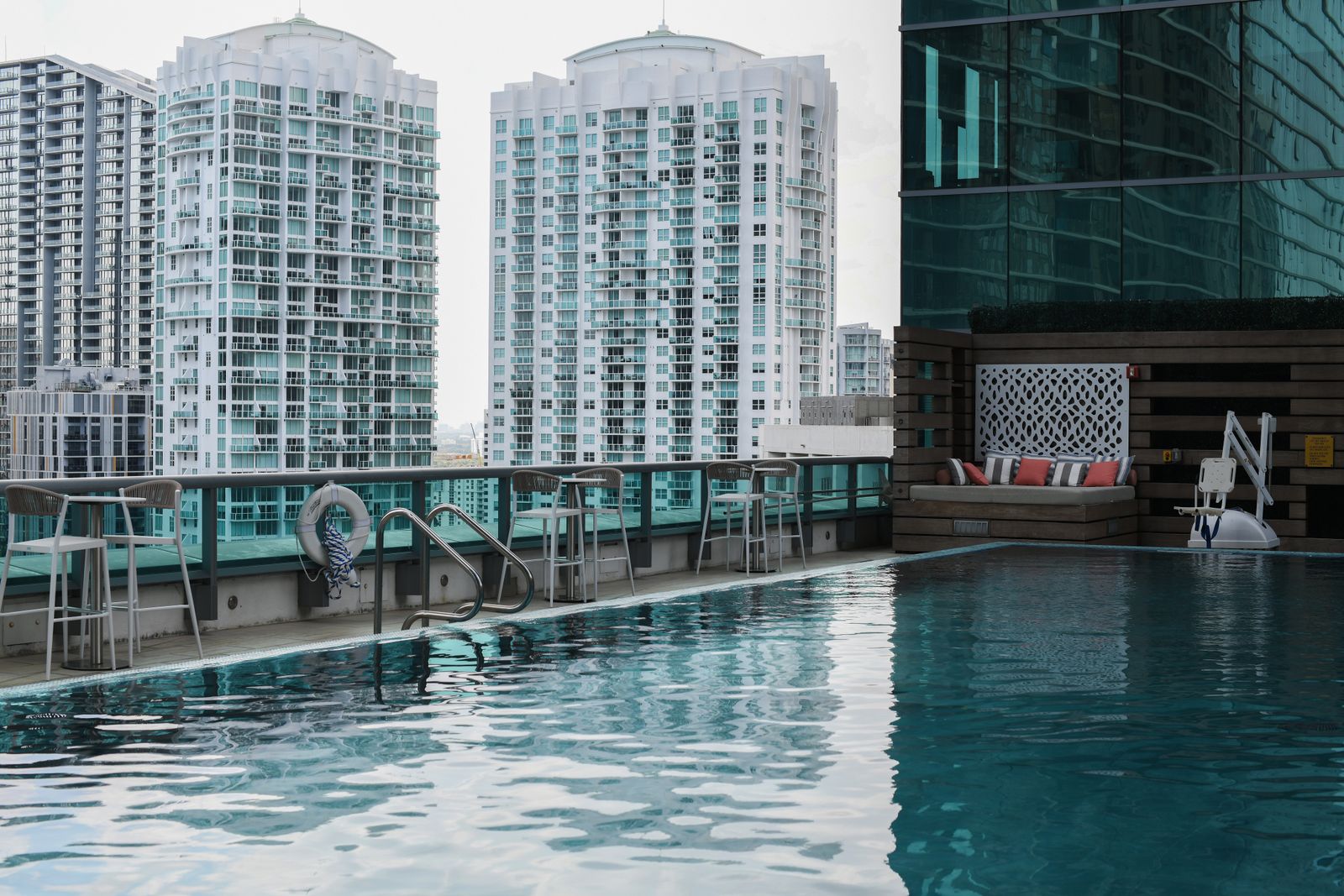 Una terraza con piscina sobre un edificio de Miami, el tipo de amenidad reportada para 29 Indian Creek