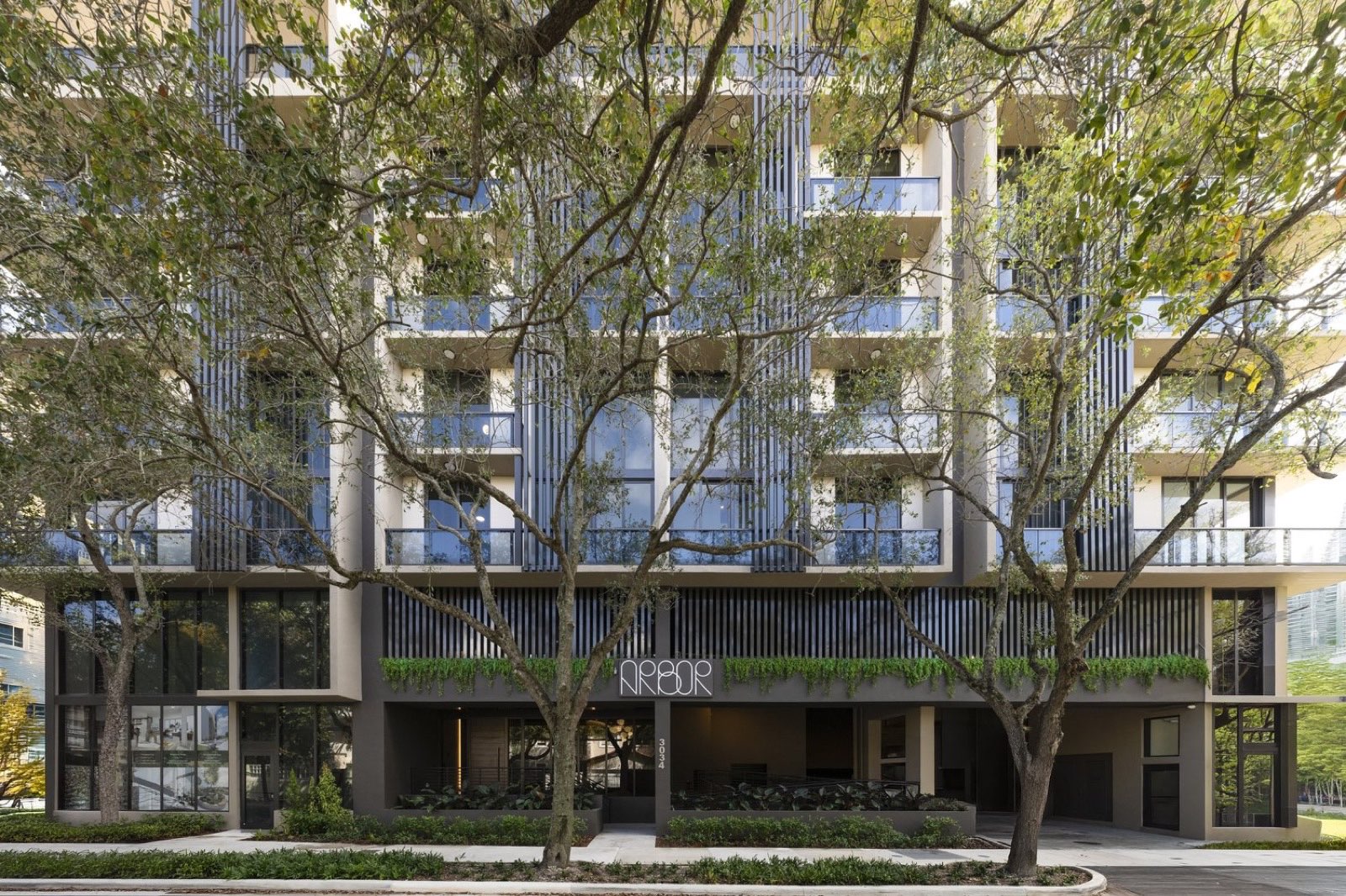 Exterior do Arbor Residences Coconut Grove durante o dia, fachada de cinco andares na 3034 Oak Avenue