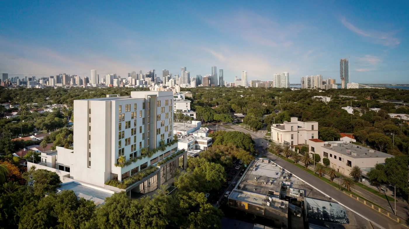 Vista aérea de Atelier Residences Miami sobre Coral Way con el skyline de Brickell detrás, render