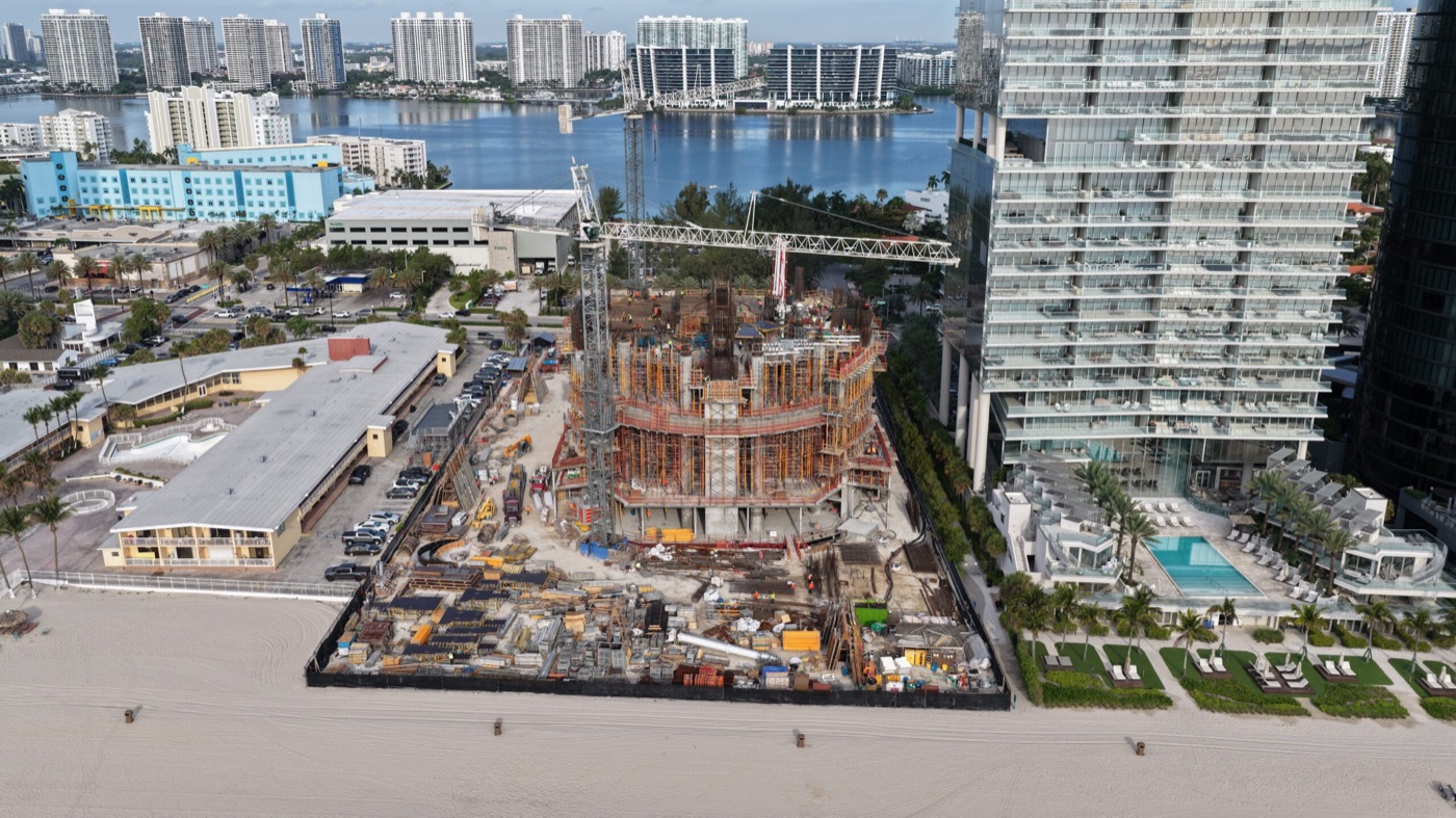 Avance de construcción de Bentley Residences en junio 2026, torre de 62 pisos subiendo en vertical en Sunny Isles Beach Miami