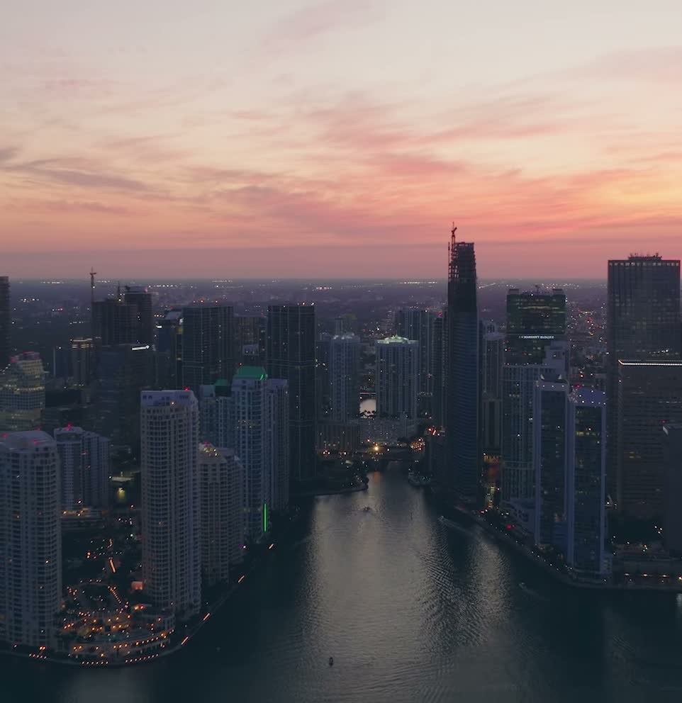 Vista aérea del río Miami a su paso por Brickell y Downtown Miami al atardecer