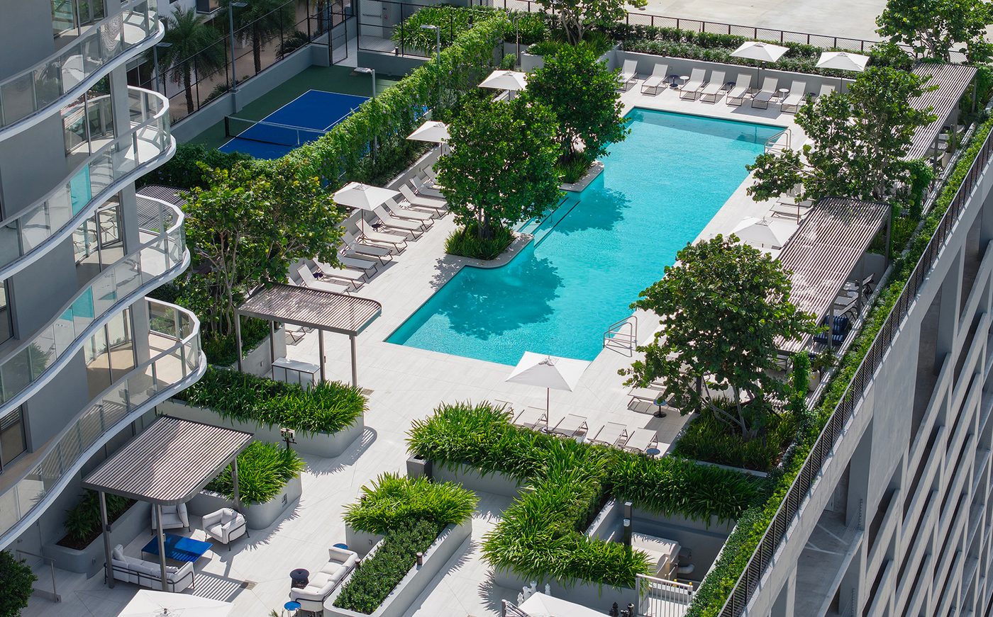 Terraza de piscina de Casa Bella Residences en 1400 Biscayne Boulevard, piscina de 80 pies con jardines de Enzo Enea