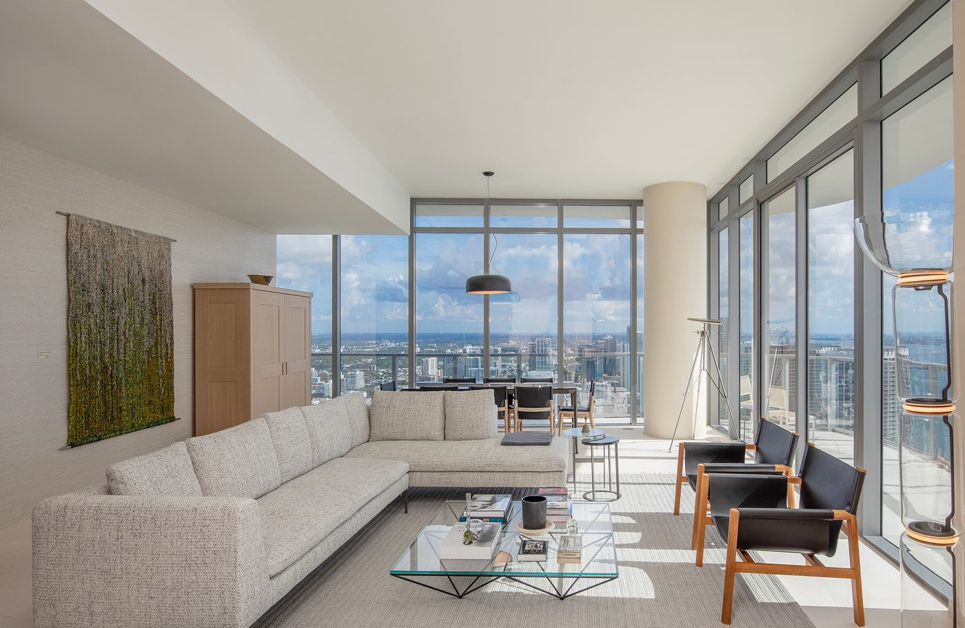 Interior de residencia en Casa Bella Residences by B&B Italia, distribución pasante con vistas al skyline