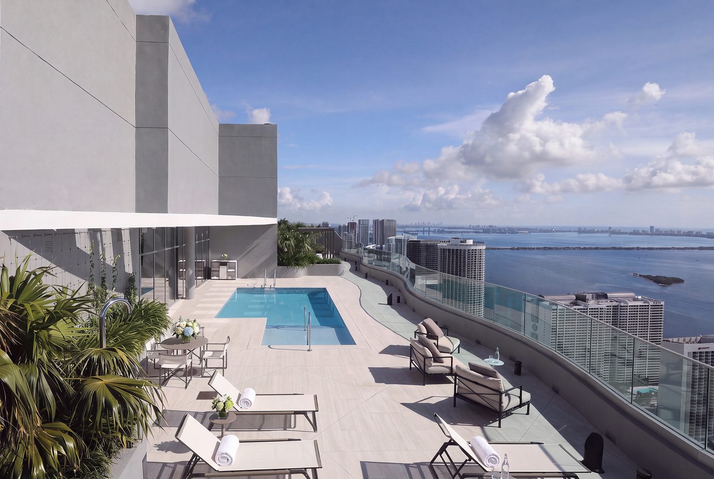 Sky Pool Terrace en el piso 56 de Casa Bella Residences, Downtown Miami