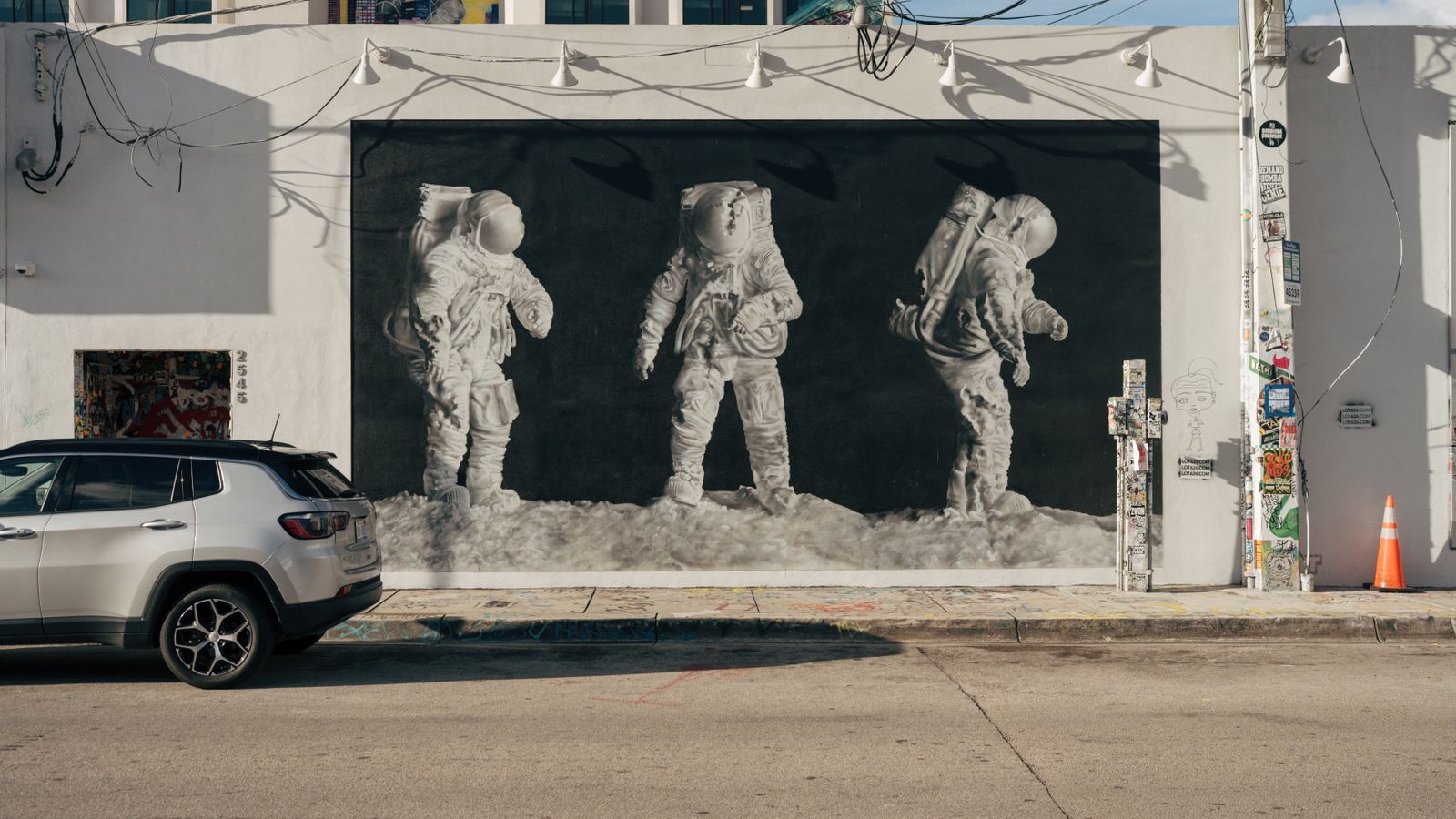 Mural de un astronauta pintado en la fachada de un almacén de Wynwood en Miami