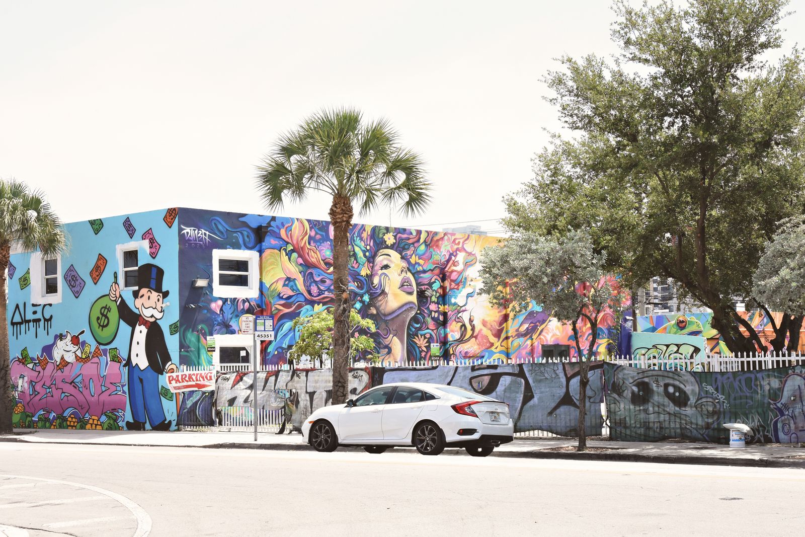 Mural de gran formato en la fachada de un edificio de Wynwood Miami