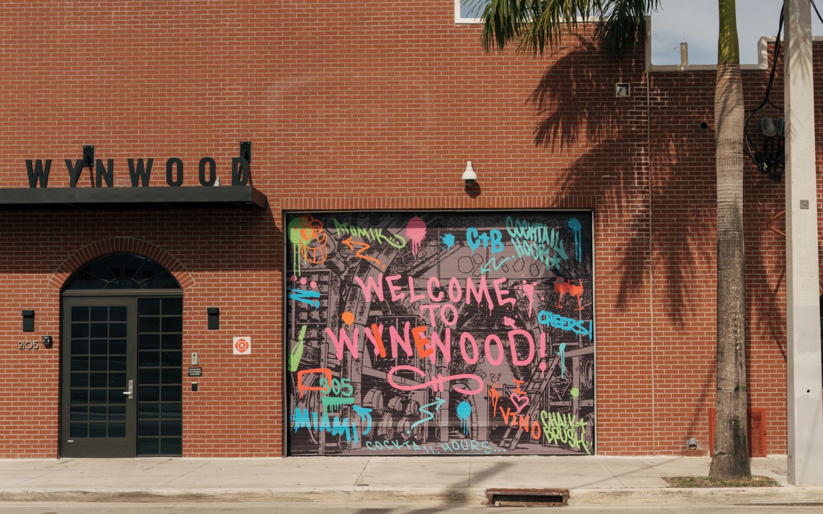Arte urbano de Wynwood Miami cubriendo la pared de un almacén en el distrito de galerías