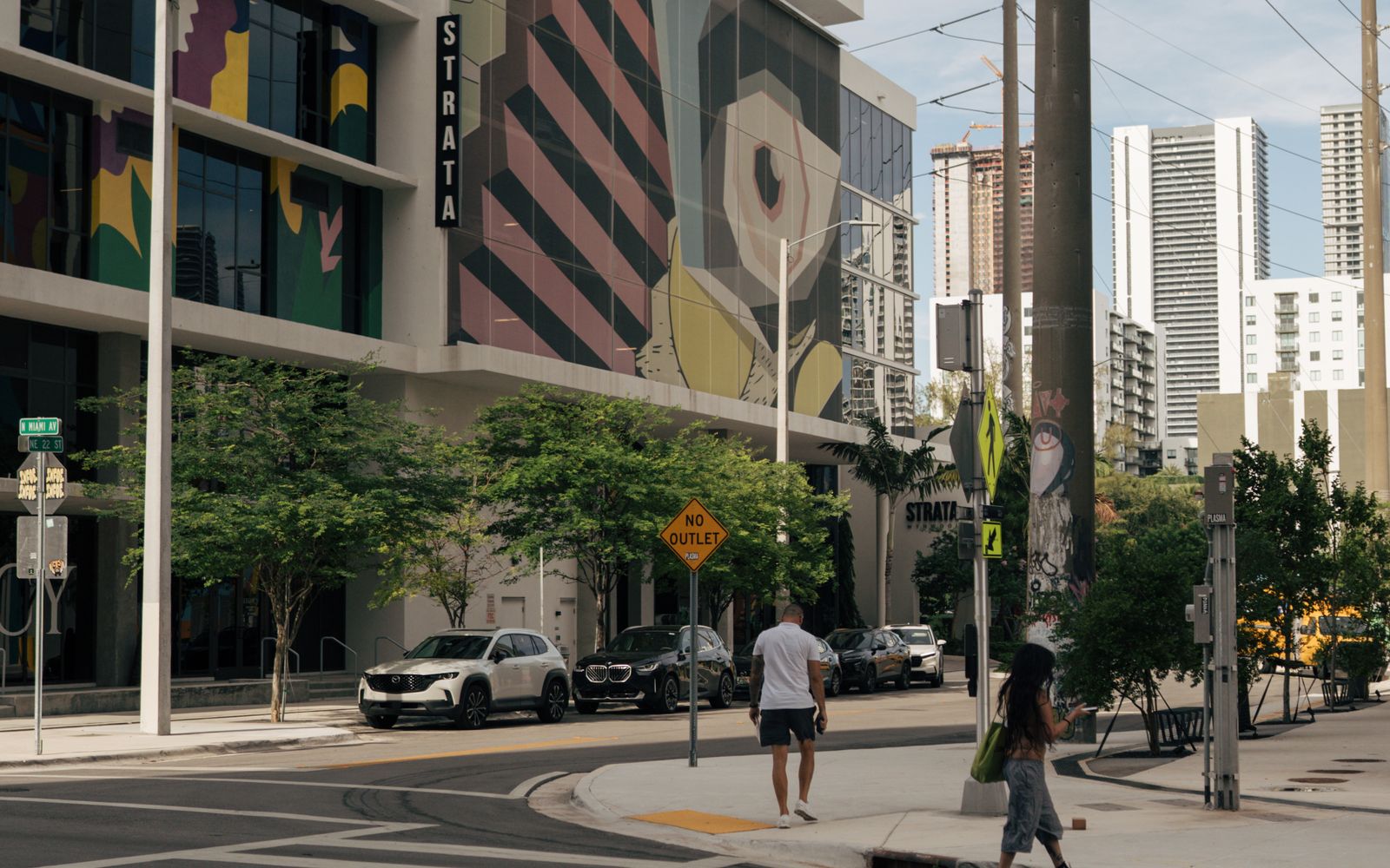 Vista de calle de las cuadras bajas de almacenes de Wynwood con fachadas pintadas