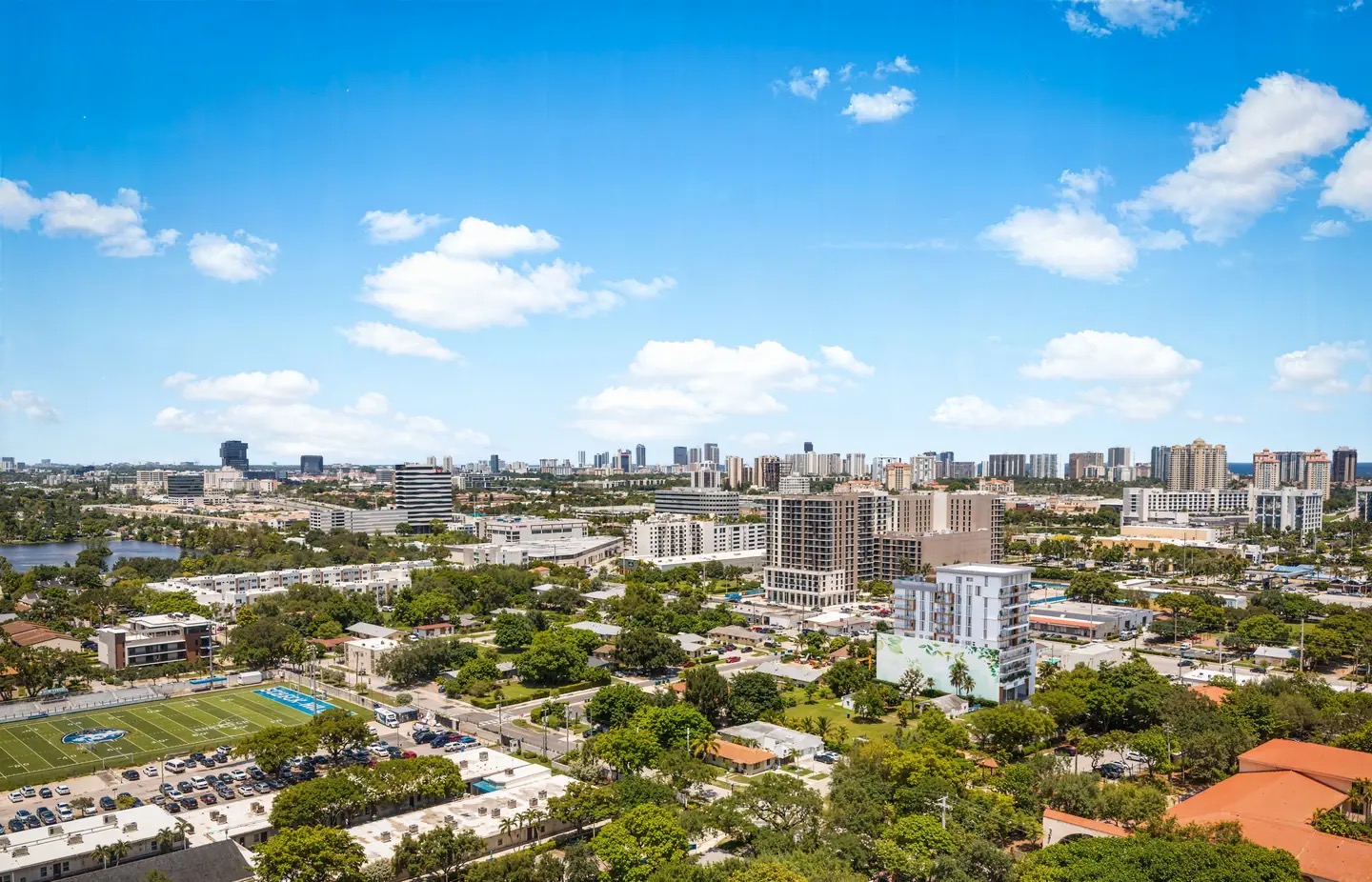 Renderizado aéreo de Eden Residences en Ojus mirando al noreste hacia Sunny Isles Beach y el Atlántico