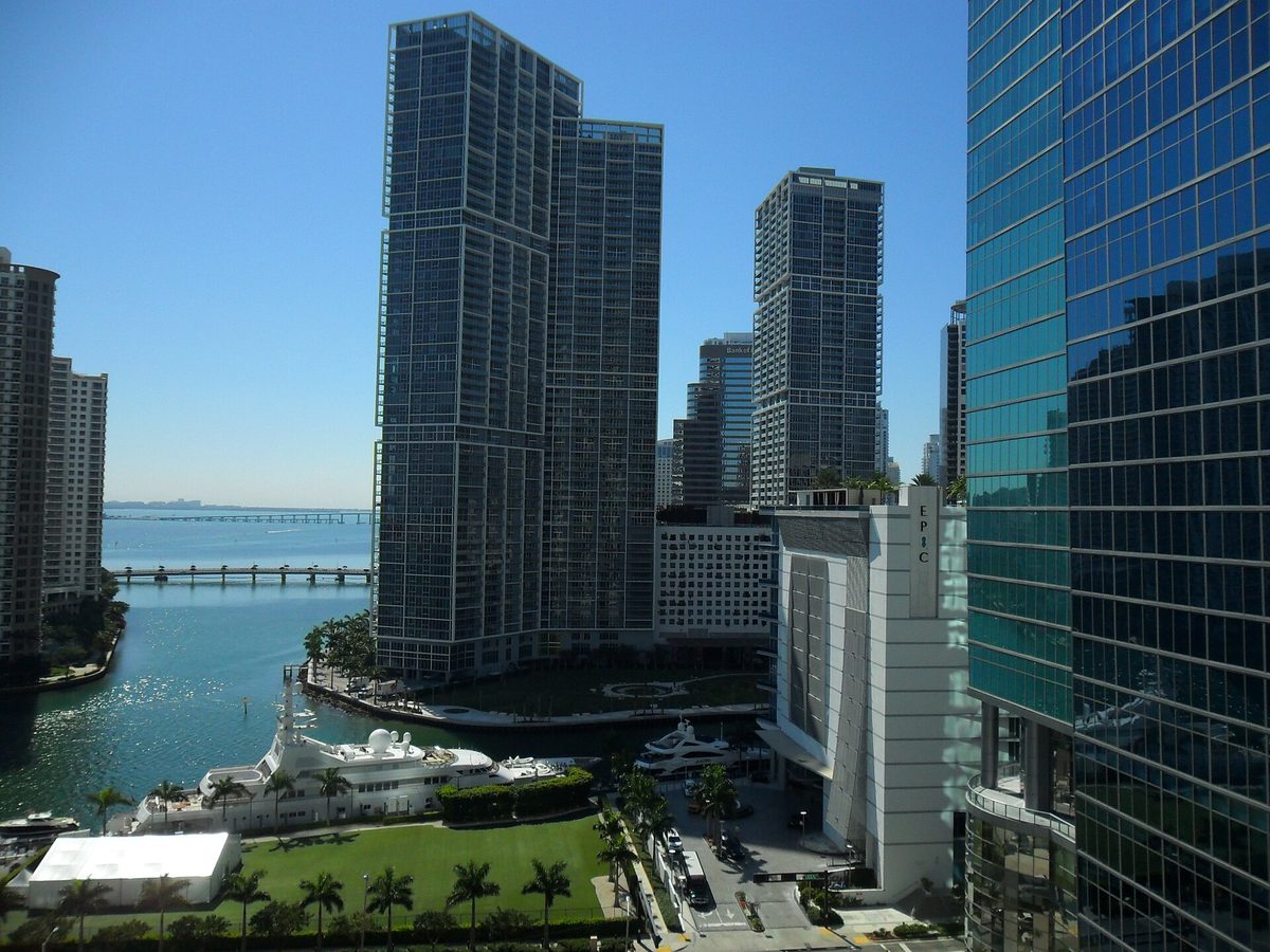 Complexo Icon Brickell visto do norte do outro lado do rio Miami