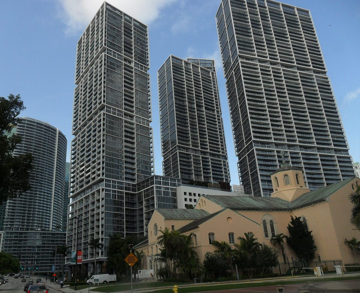 Torres gêmeas do Icon Brickell vistas do sul na Brickell Avenue