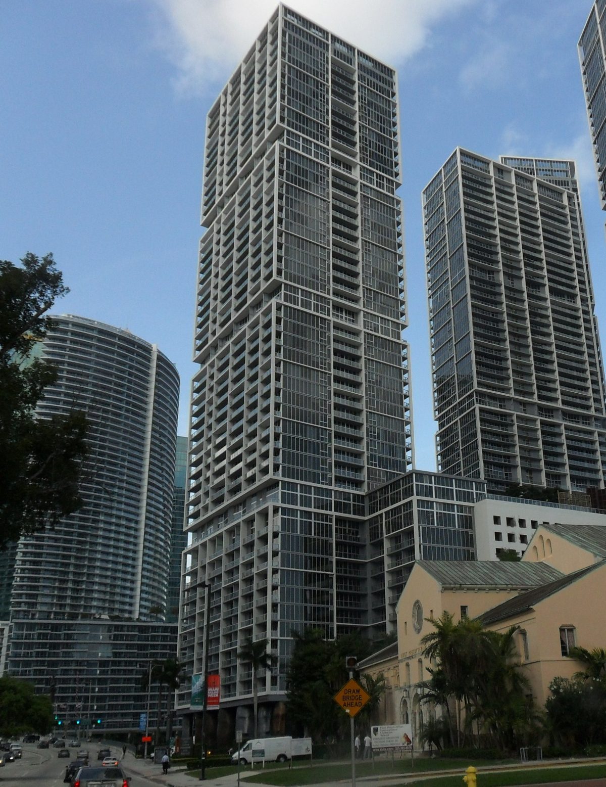 Torre hotel-condomínio W Miami do Icon Brickell vista da Brickell Avenue