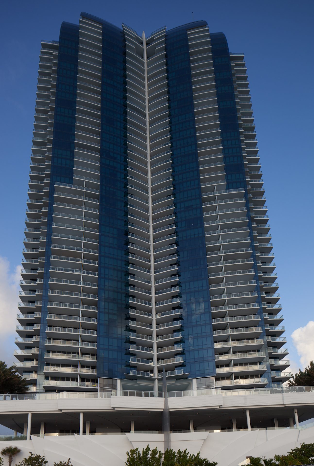 Torre Jade Ocean en Sunny Isles Beach diseñada por Carlos Ott