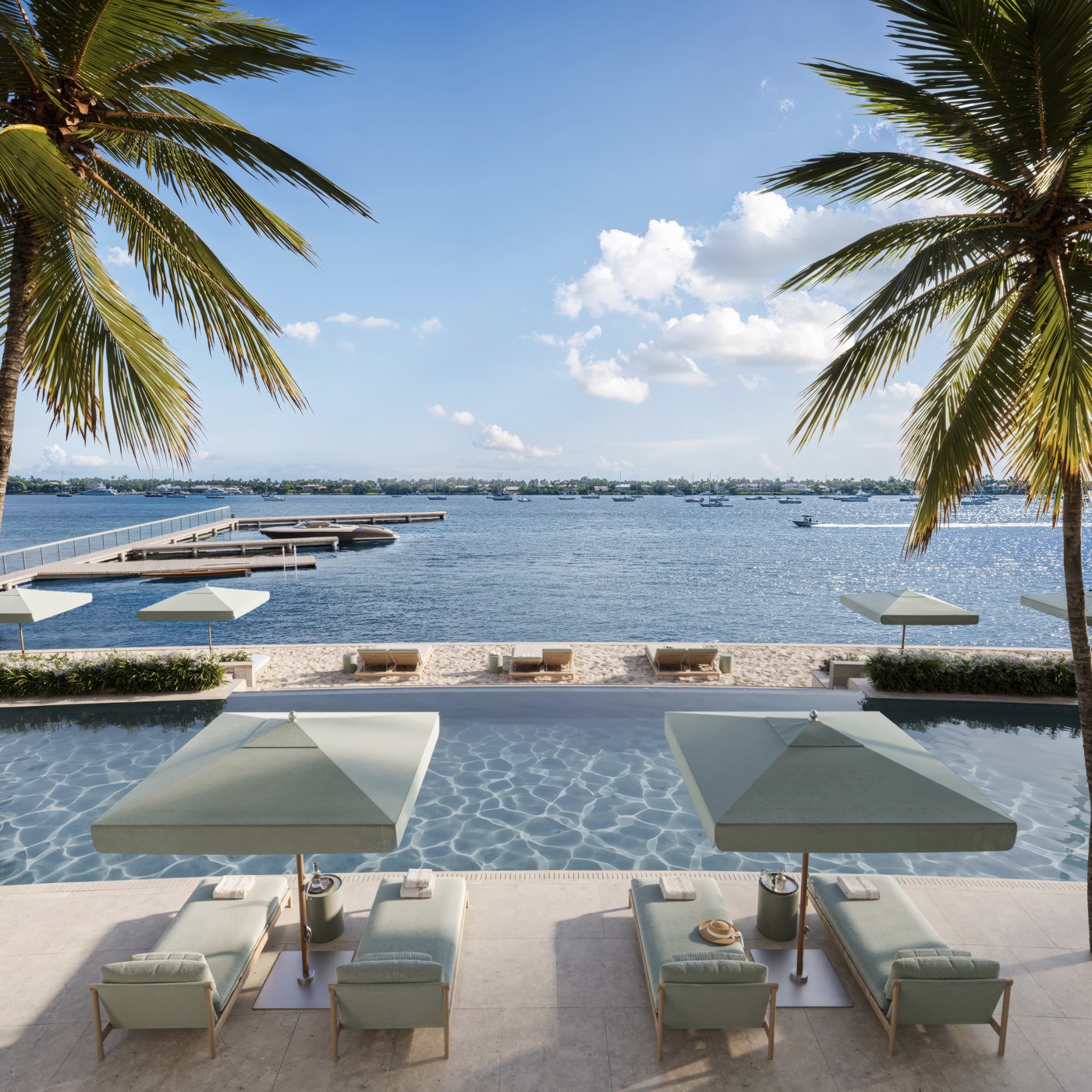 Renderizacao de Mandarin Oriental Residences West Palm Beach vista do deck da piscina em direcao ao Intracoastal Waterway