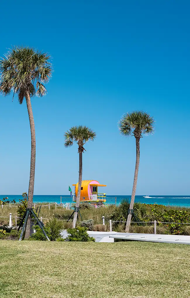 Frente al mar de North Beach y torre de salvavidas a pasos de NoBe Parc Miami Beach
