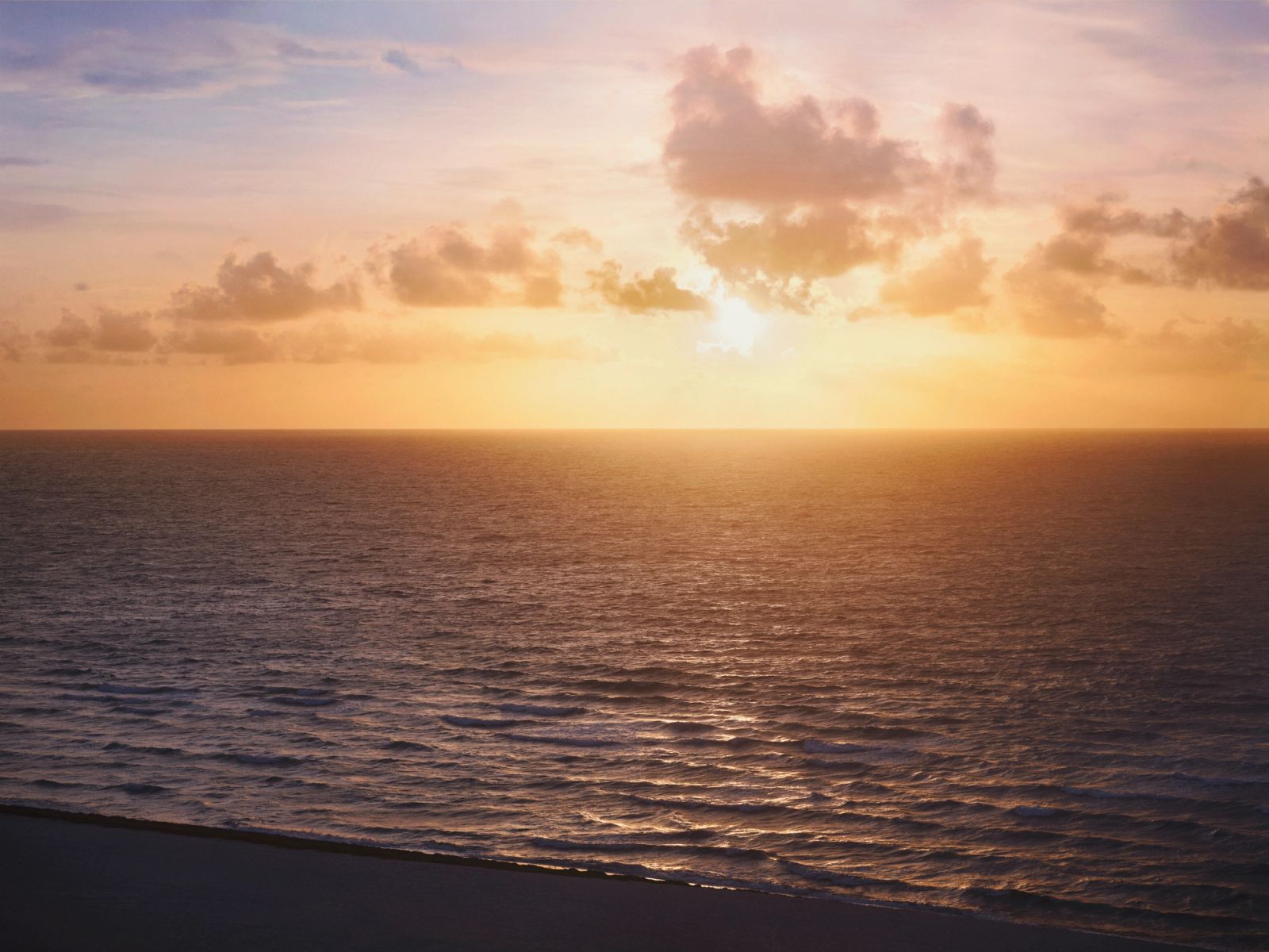 Atardecer sobre la playa y el horizonte del Atlántico frente a Ocean Terrace Residences Miami Beach