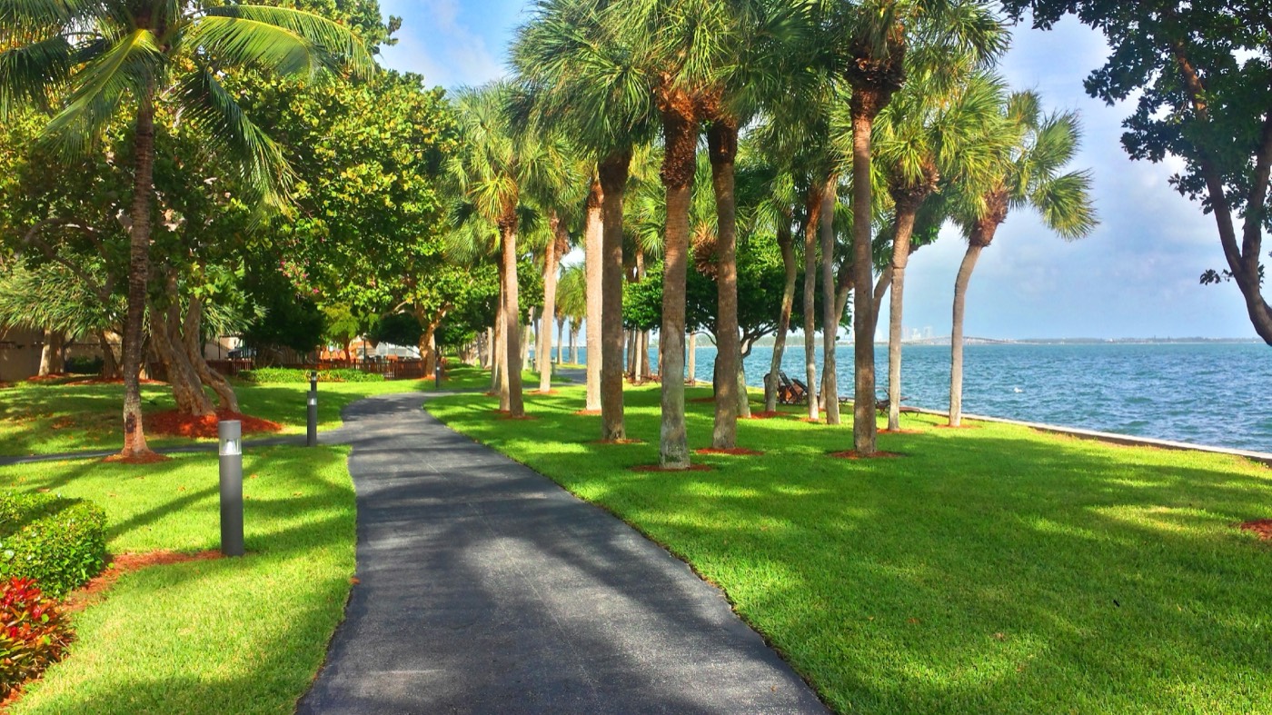 Caminho de jardim à beira da Biscayne Bay em Coconut Grove, Miami