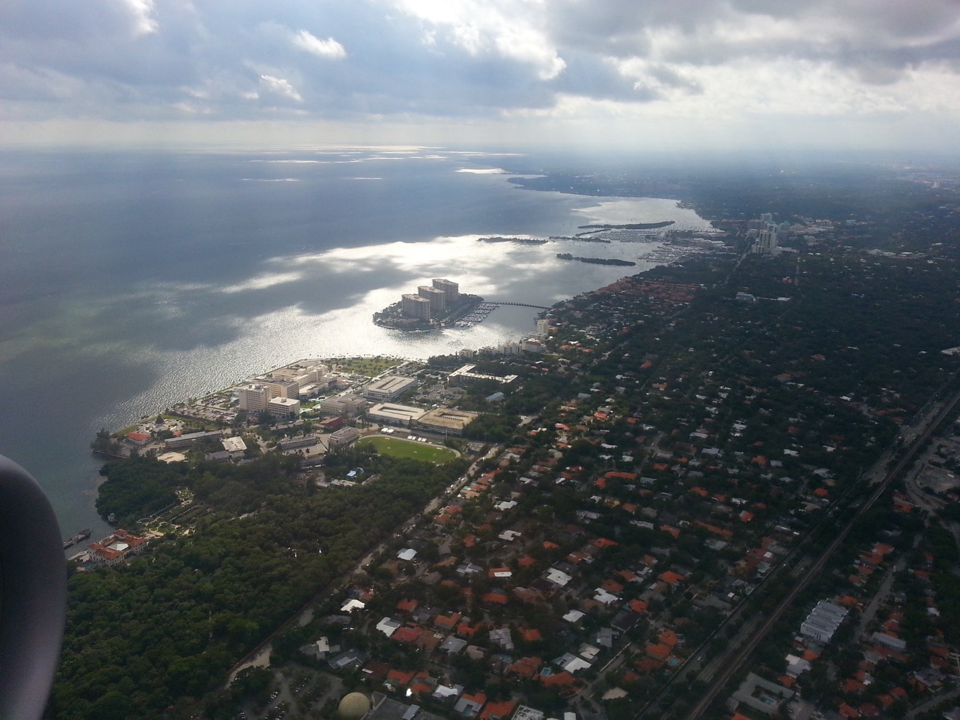 Vista aérea do bairro de Coconut Grove e sua orla na Biscayne Bay, Miami