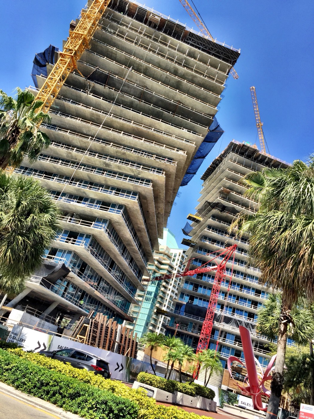 Uma torre de condomínios de luxo existente em Coconut Grove sobre a Biscayne Bay, o submercado em que o Raffles Residences entra