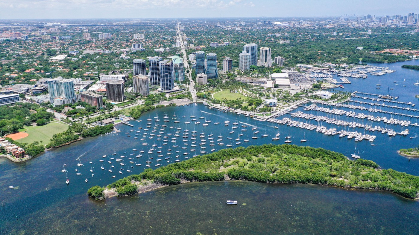 O centro da vila de Coconut Grove, a pé da 2545 South Bayshore Drive em Miami