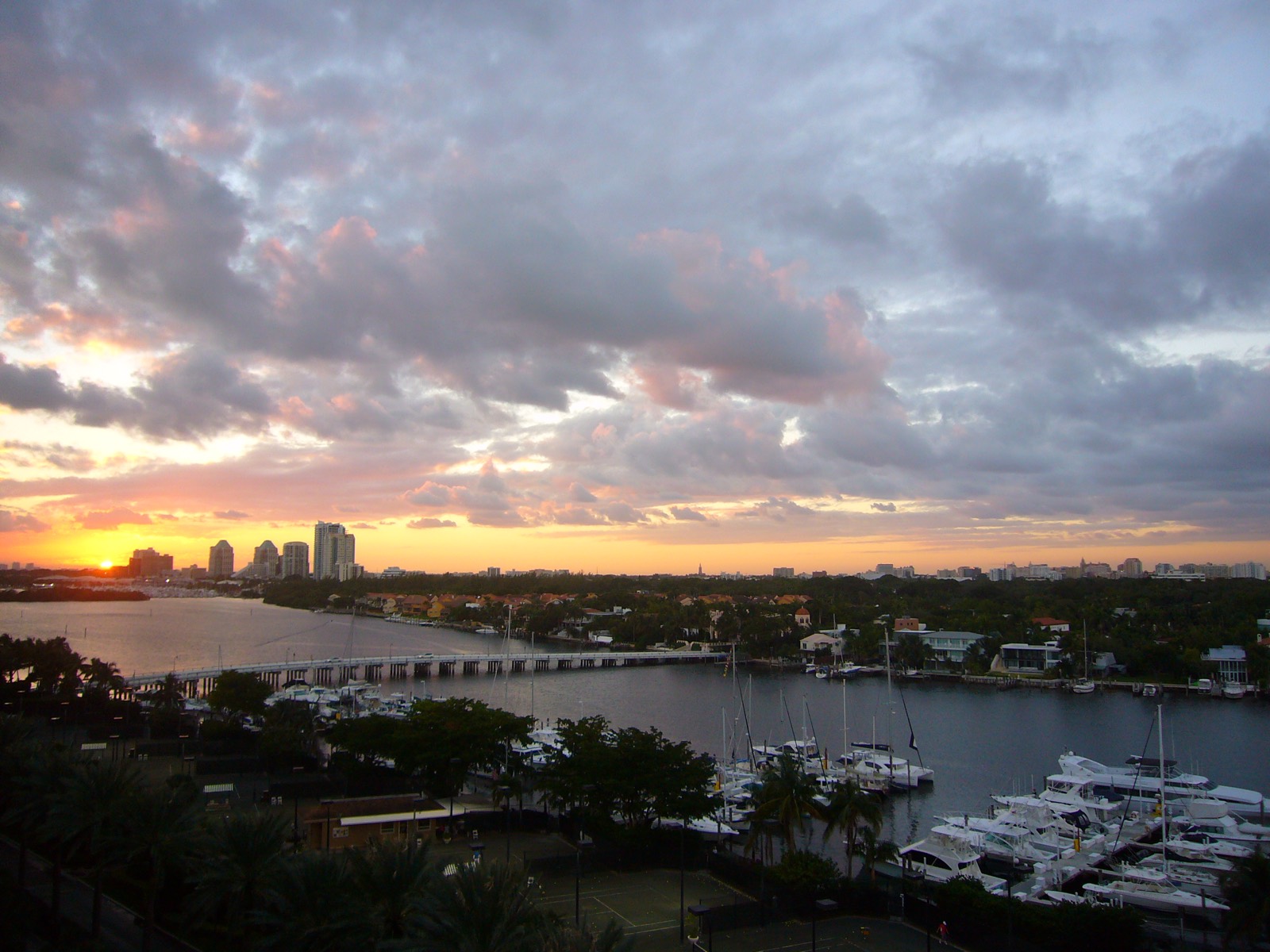 Orla de Coconut Grove ao pôr do sol sobre a Biscayne Bay, perto da 2545 South Bayshore Drive em Miami