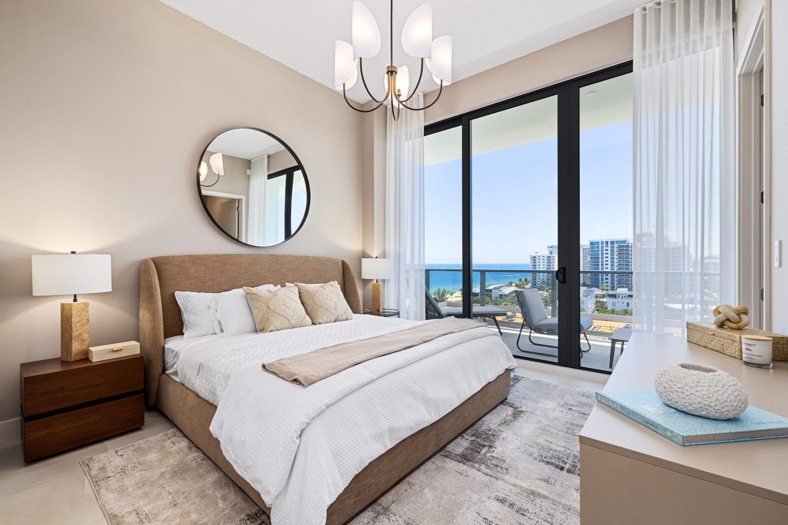 Quarto no Salato Pompano Beach com portas de vidro de correr do piso ao teto abrindo para uma varanda sobre o litoral de Pompano Beach
