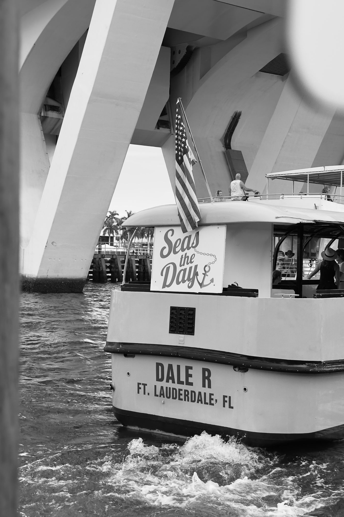 Uma embarcação passando sob uma ponte no Intracoastal Waterway de Fort Lauderdale perto da Seabreeze Boulevard