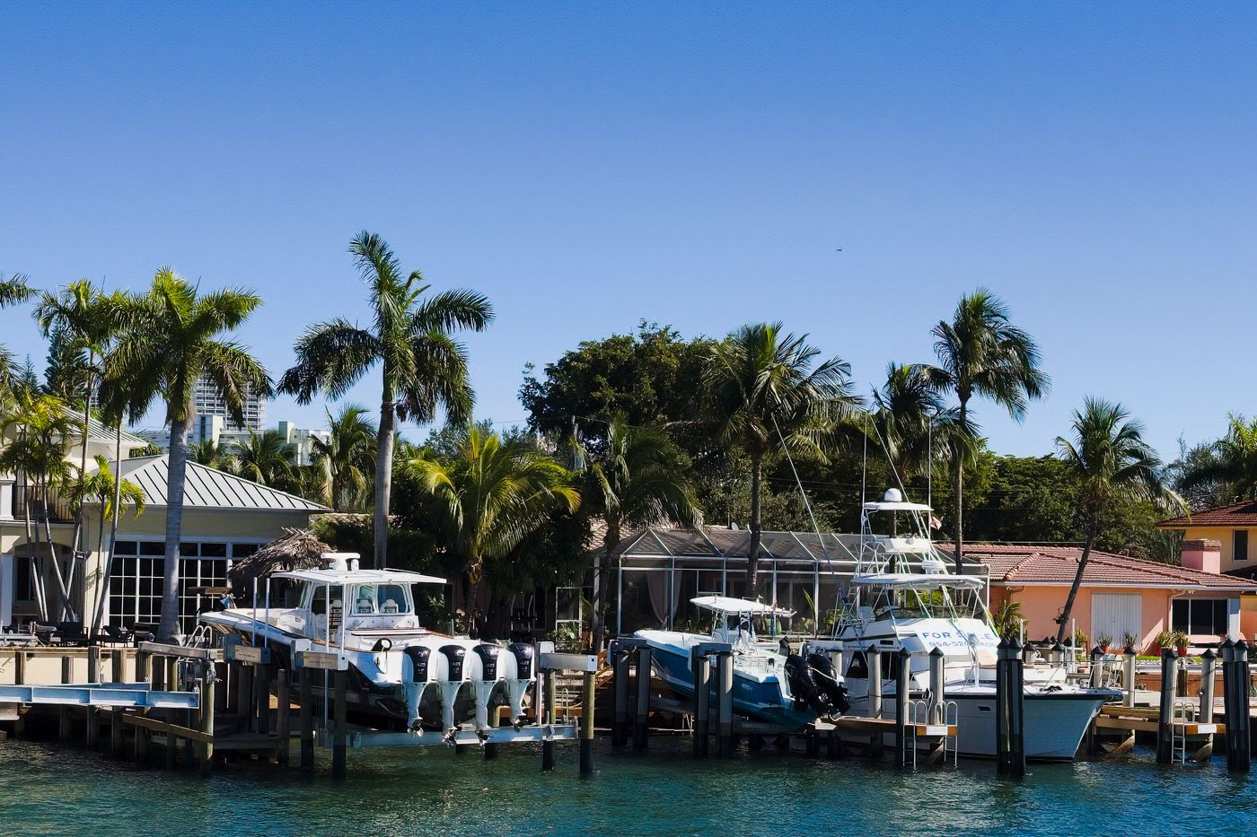 Iates atracados em um porto do Sul da Flórida, o contexto da marina ao redor do Bahia Mar Yachting Center