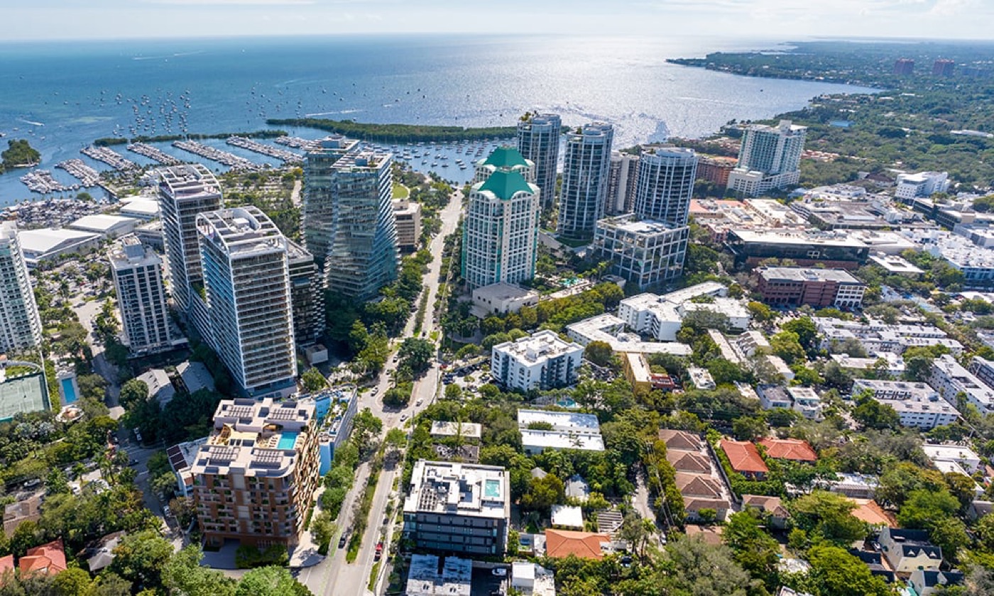 Render aéreo do The Lincoln Coconut Grove mostrando o condomínio boutique de 8 andares dentro do bairro de Coconut Grove