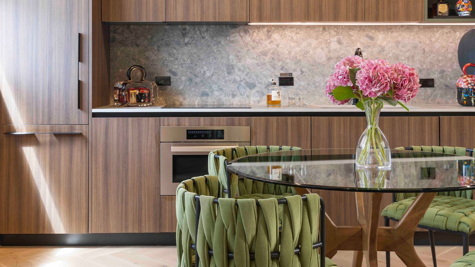 Render da cozinha de uma residência do The Rider Residences Wynwood com marcenaria italiana e revestimento de pedra