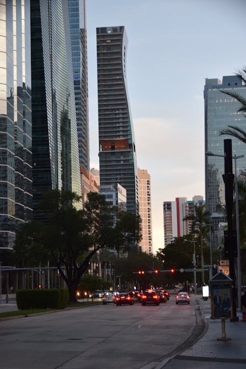 A avenida Brickell ao entardecer com uma torre de condomínios torcida entre os arranha-céus do distrito financeiro de Miami, onde se concentra grande parte do estoque acima de um milhão da região