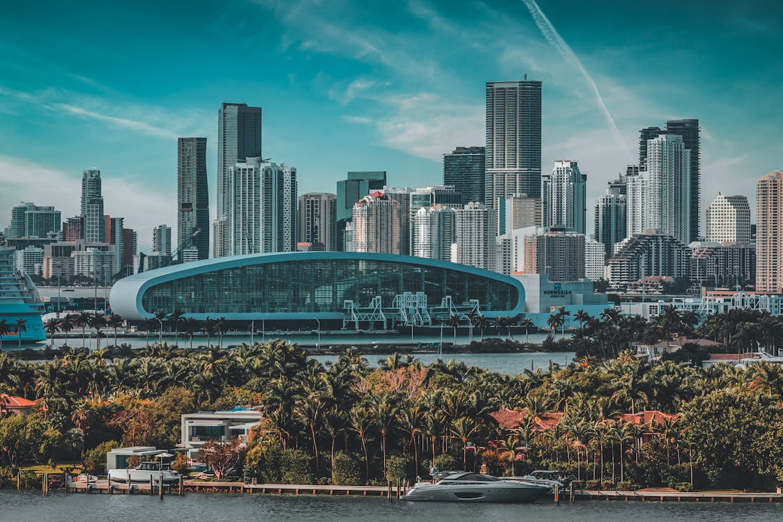 Skyline do centro de Miami com torres de condomínios de luxo ao longo da Biscayne Bay e propriedades à beira-mar, ilustrando o profundo mercado de imóveis acima de um milhão da região em abril de 2026