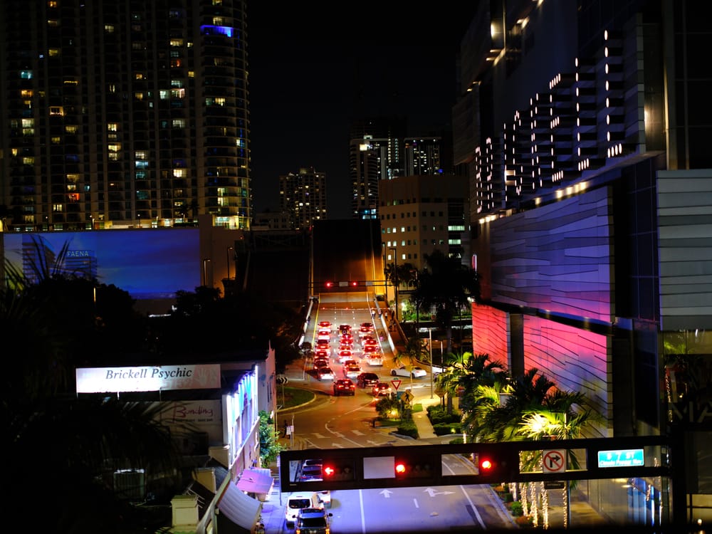 Torres de condos em Brickell, Miami, refletindo o amplo estoque que os compradores podem negociar em 2026