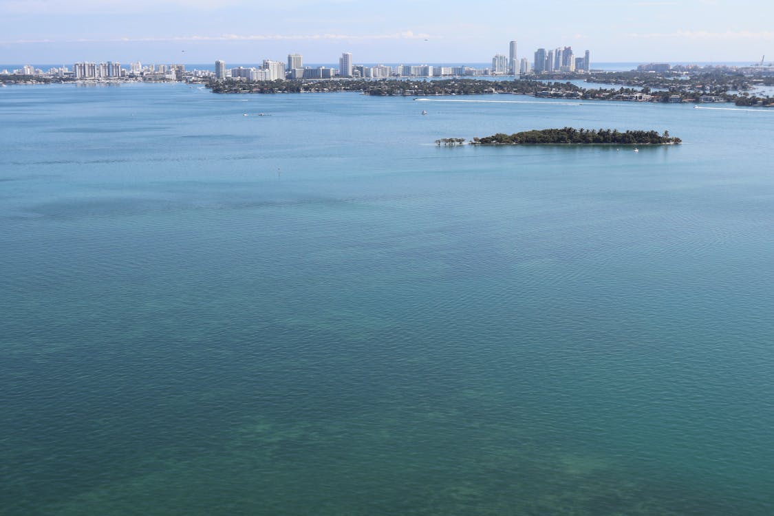 Vista aerea da baia de Biscayne e do horizonte de Miami emoldurando o mercado de duas velocidades de 2026