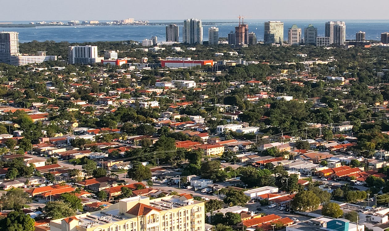 Vista aérea de Miami mostrando o denso núcleo urbano e o horizonte que ancora o mercado de condomínios de marca de Brickell