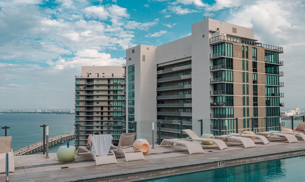 Deck de piscina na cobertura com vista para a Baía de Biscayne, o tipo de amenidade de recuperação e bem-estar em torno da qual a SIRO Brickell é construída