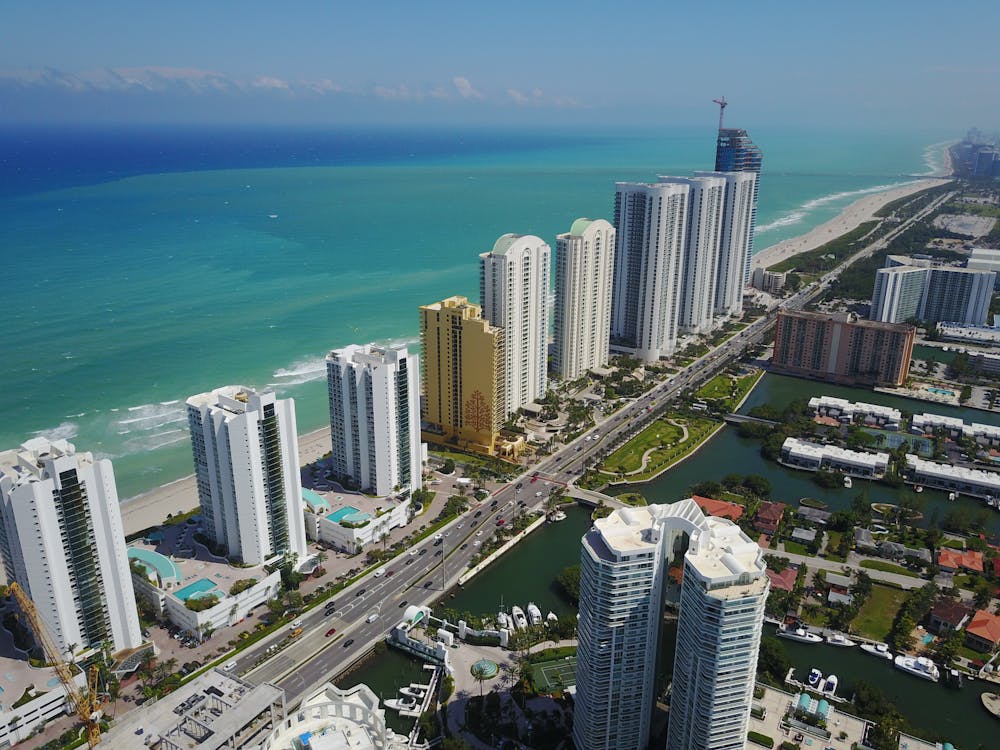 Torres de condomínios de luxo à beira-mar em Sunny Isles Beach ao longo da Collins Avenue em Miami