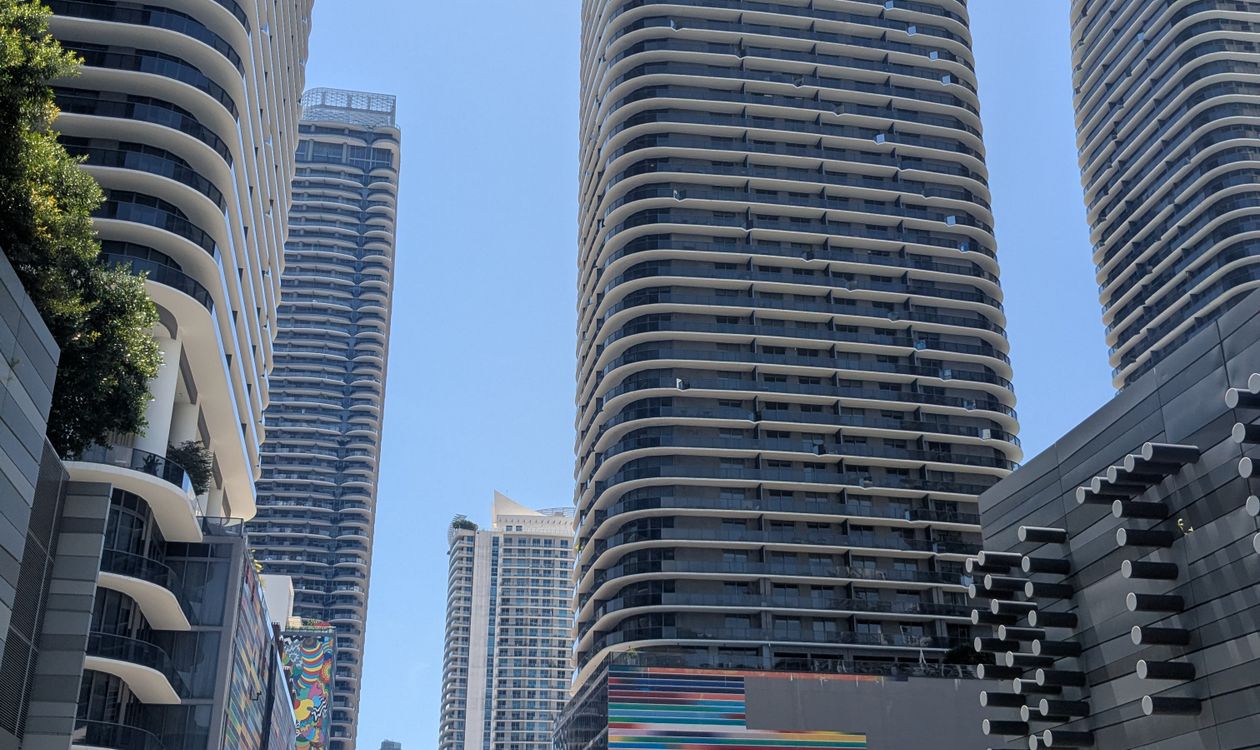 Torres de condomínios de luxo de linhas curvas perto do centro de Miami, o tipo de empreendimento de marca que agora se espalha por Overtown