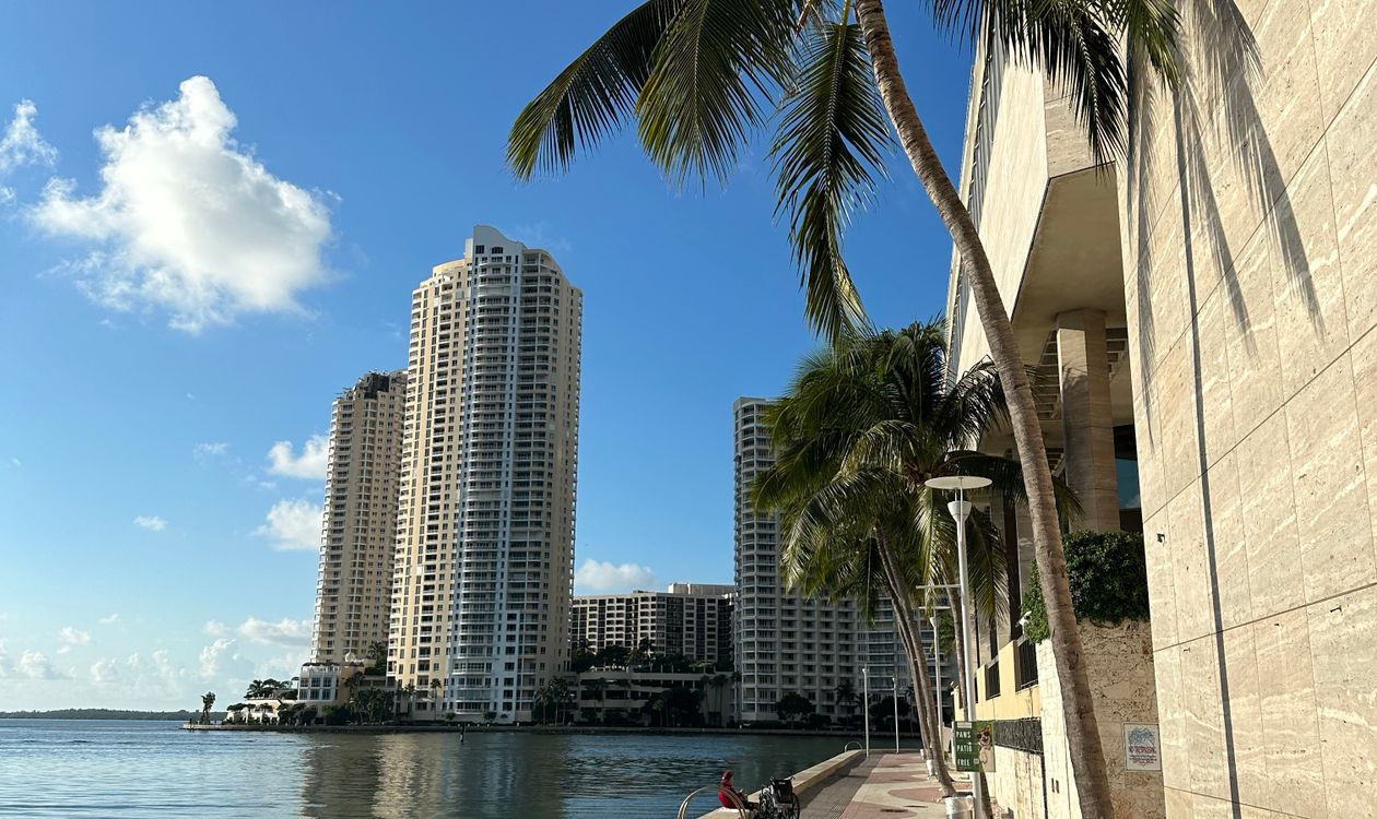 Torres de condomínios à beira da água em Brickell Key, Miami, o corredor de residências de marca consolidado com que os compradores comparam