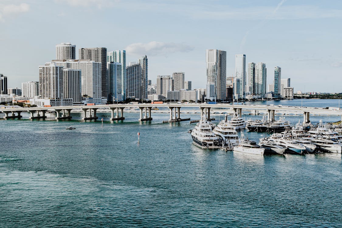 Horizonte de Miami com marina, megaiates e torres de condomínios do outro lado de Biscayne Bay