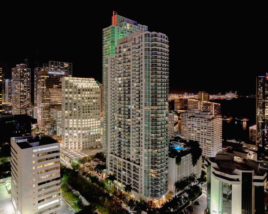 Torre de condominios de Brickell iluminada de noche sobre el horizonte de Miami en Florida