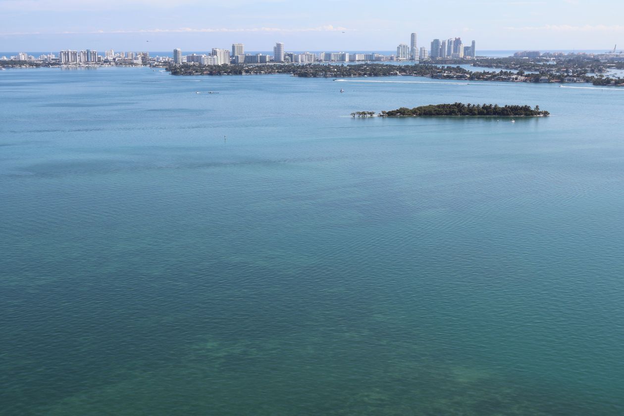 Vista aérea da Baía de Biscayne e das ilhas à beira-mar de Miami onde se concentra a demanda de condos troféu