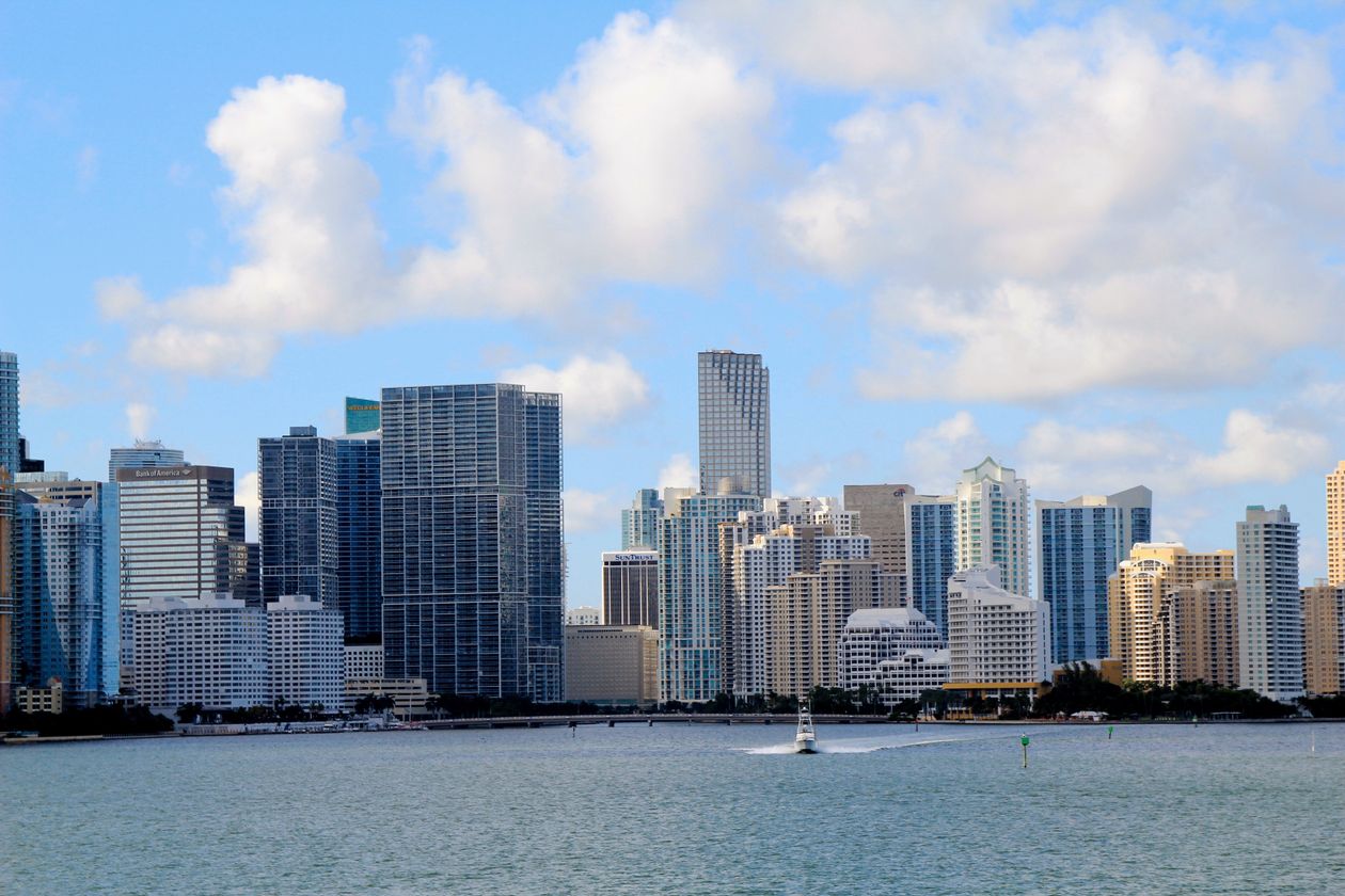 Horizonte de Brickell à beira-mar em Miami, onde os condos troféu acima de US$ 20 milhões bateram um recorde em 2025