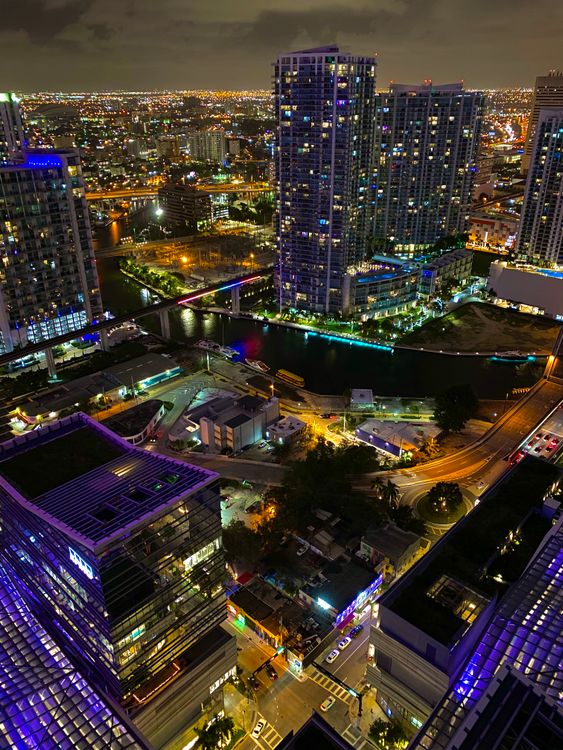 Horizonte do centro de Miami à noite, onde 83 pedidos estaduais de redução de taxas entraram em vigor em janeiro de 2026