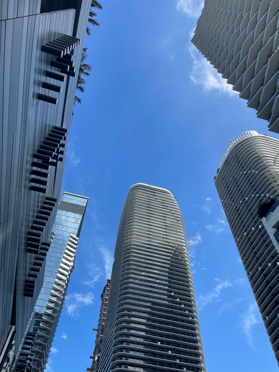 Torres de condomínios de luxo em Miami contra um céu azul, beneficiadas pelas reduções de seguro da Flórida de 2026