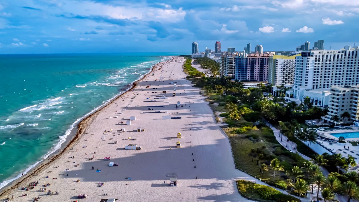 Vista aérea de la costa de Miami Beach con edificios de lujo a lo largo del Atlántico
