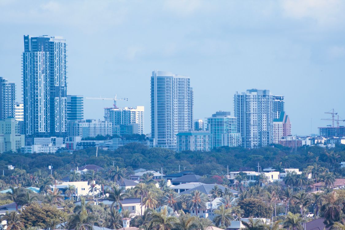 Horizonte de Miami con torres de lujo y grúas de construcción, el activo flujo de preconstrucción donde la mayoría de las torres de Miami siguen vendiendo bien en 2026
