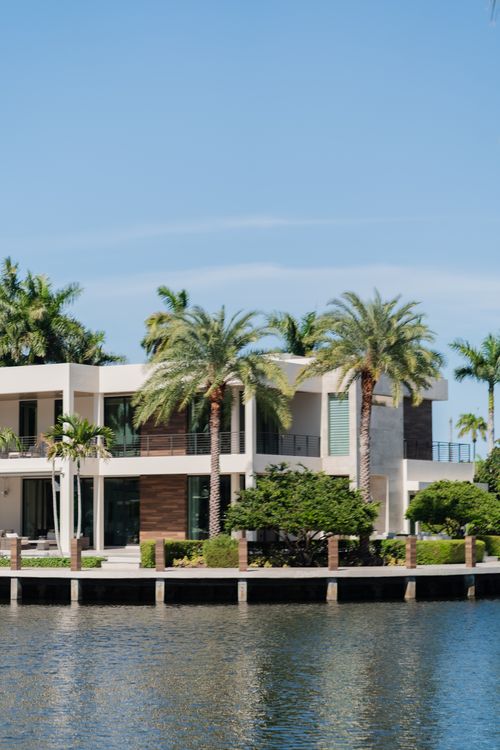 Villa de lujo frente al mar en Miami con palmeras y un muelle privado, el producto unifamiliar de prestigio que lideró el repunte de ventas de mayo de 2026