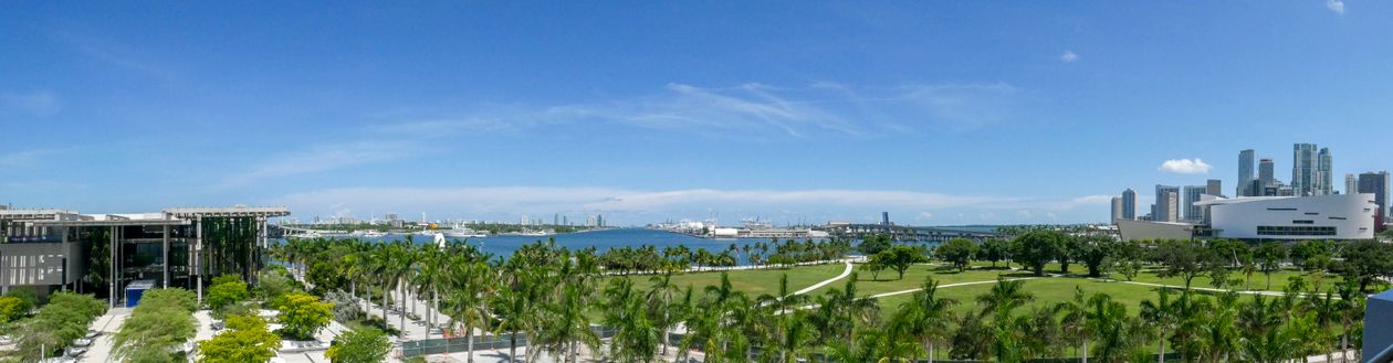 Panorama frente al mar de Miami sobre Biscayne Bay con el horizonte del centro, el mercado de prestigio frente al agua que impulsa el repunte de lujo de mayo de 2026